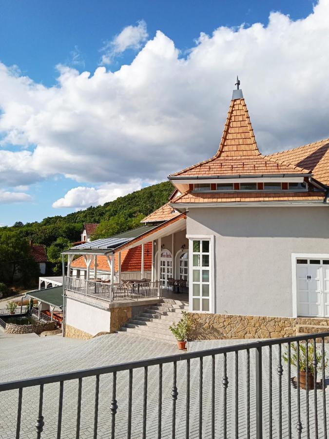Bed and Breakfast Fogado A Ket Toelgyfahoz Sümeg Exterior foto