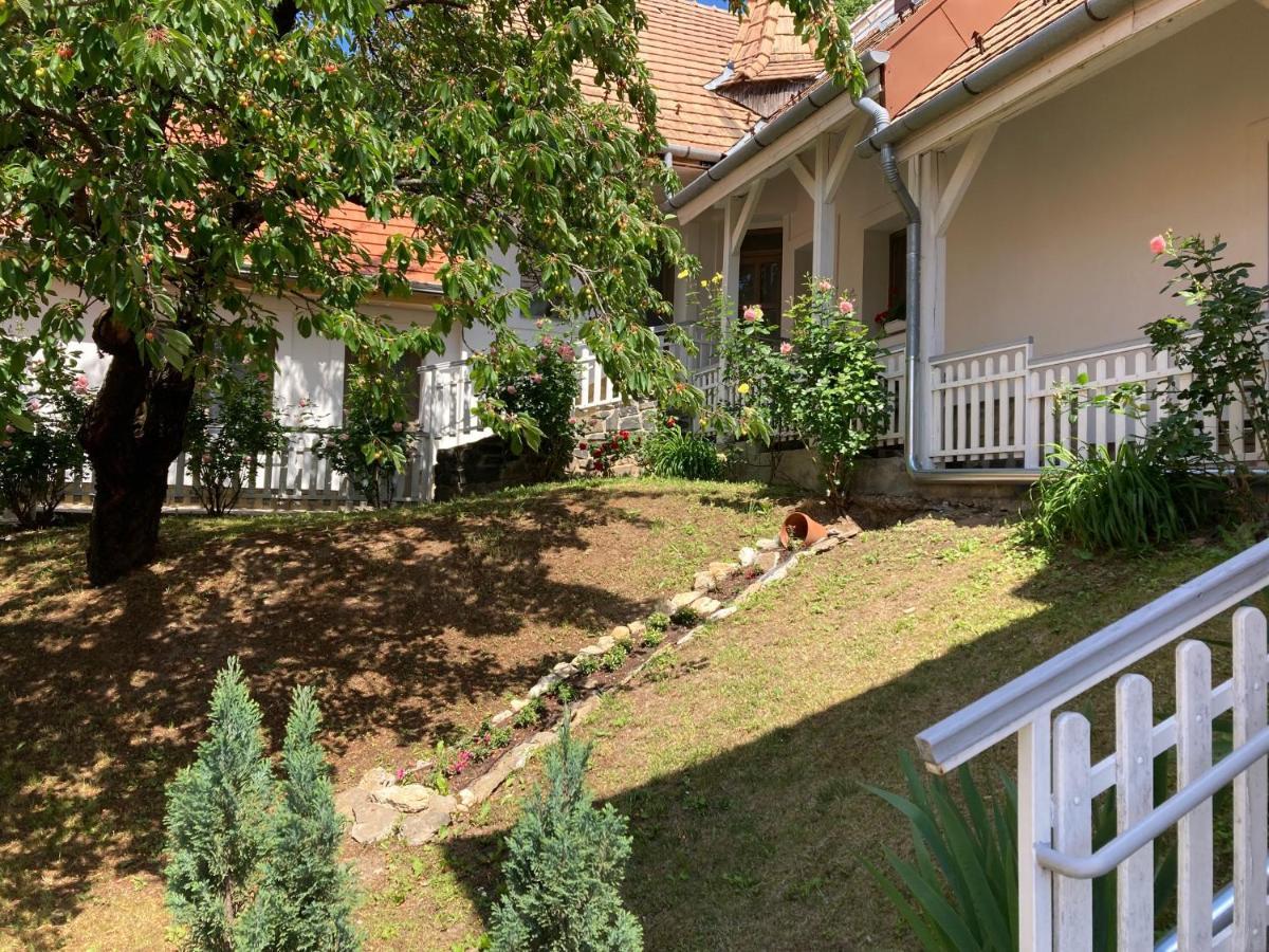 Bed and Breakfast Fogado A Ket Toelgyfahoz Sümeg Exterior foto