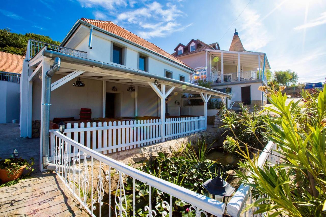 Bed and Breakfast Fogado A Ket Toelgyfahoz Sümeg Exterior foto