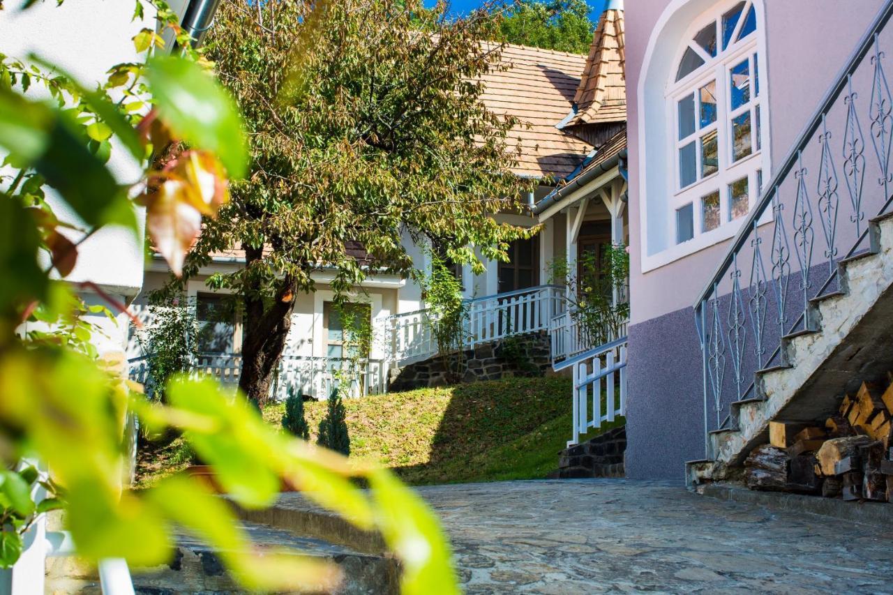 Bed and Breakfast Fogado A Ket Toelgyfahoz Sümeg Exterior foto